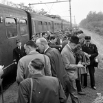 857325 Afbeelding van de aankomst van een extra trein bij de tijdelijke halte te Liempde in verband met de jaarlijkse ...